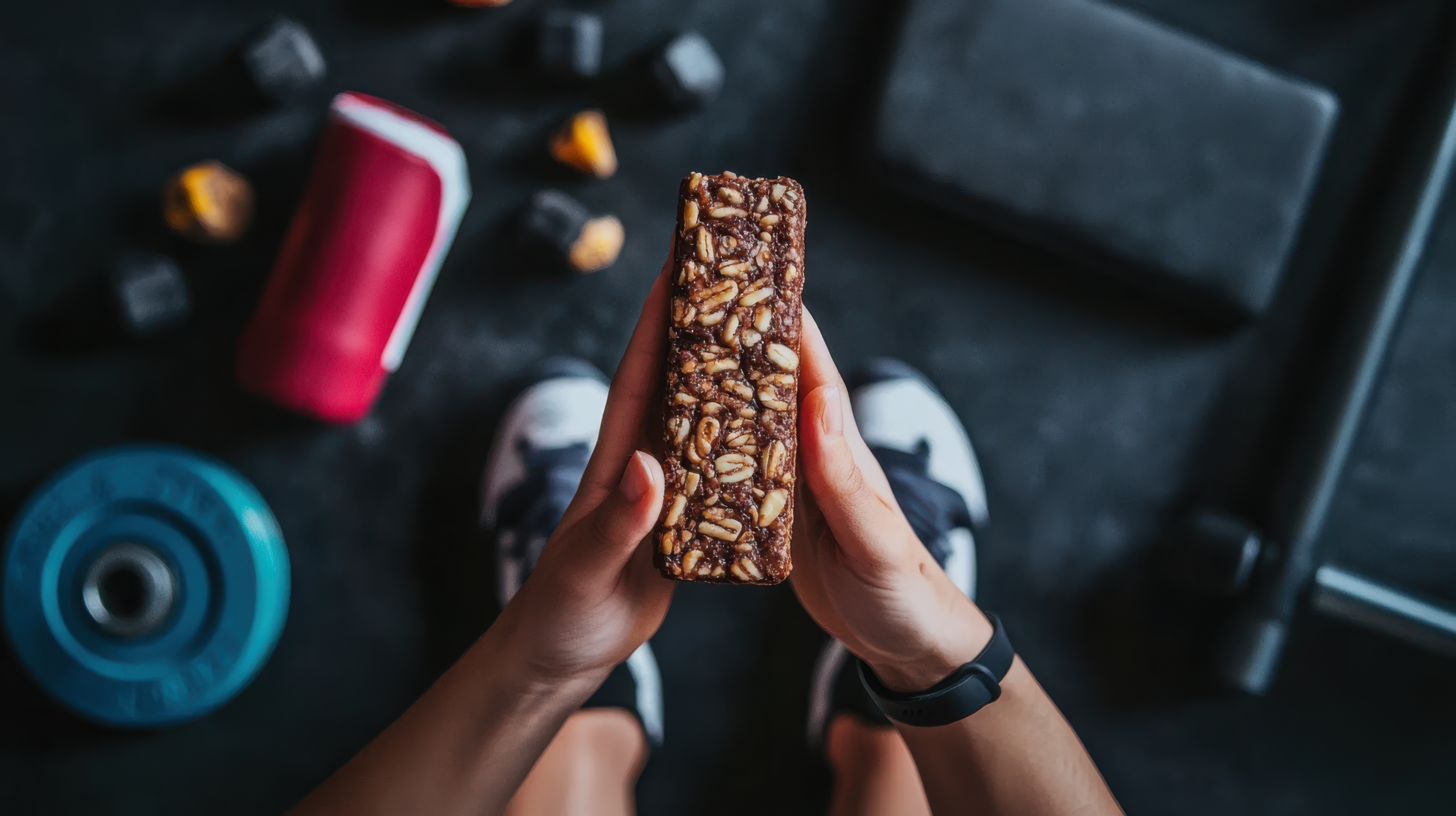 Protein bar and workout equipment / Protein bar ve spor ekipmanları