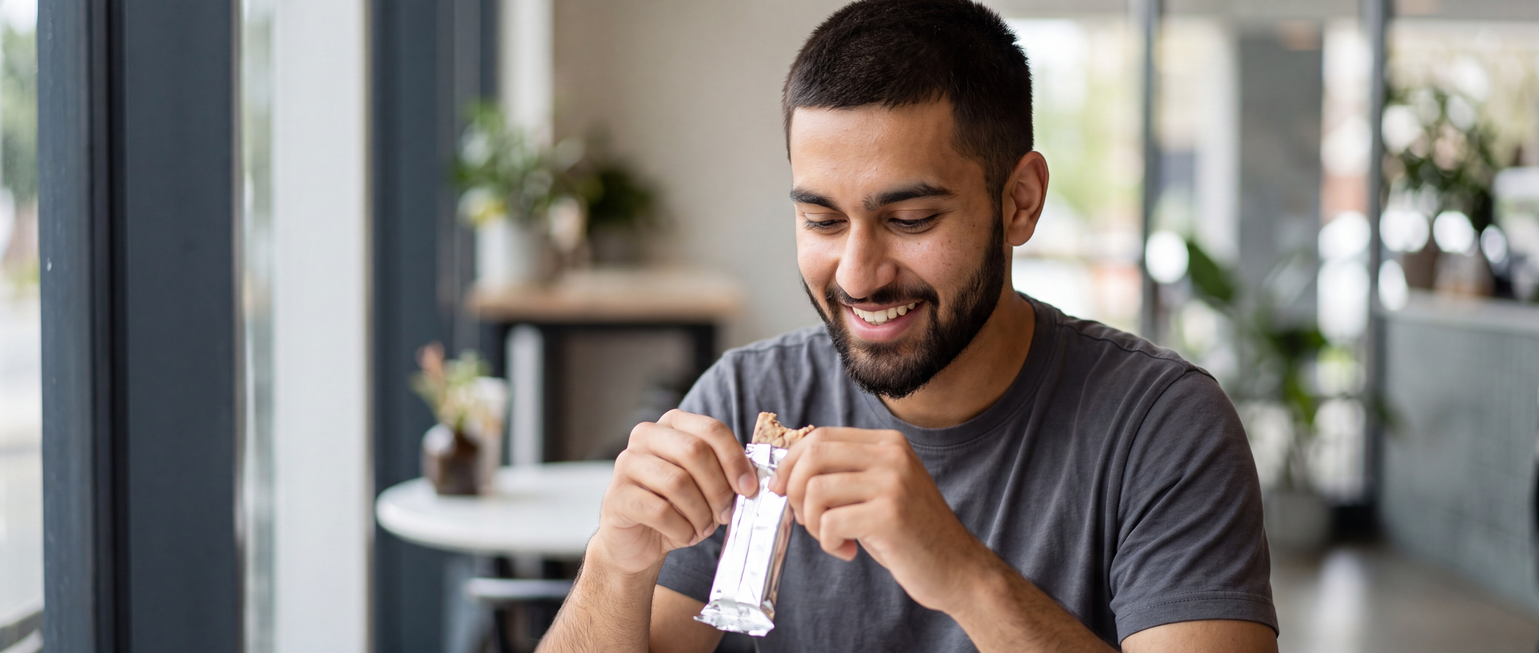 Person opening a protein bar / Protein bar açan kişi